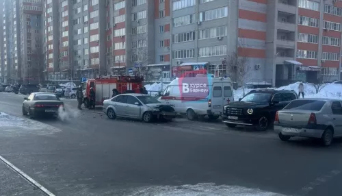 В Барнауле произошло ДТП на углу микрорайона Дружный