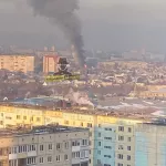 Огромный столб дыма поднялся над Барнаулом из-за пожара в частном доме