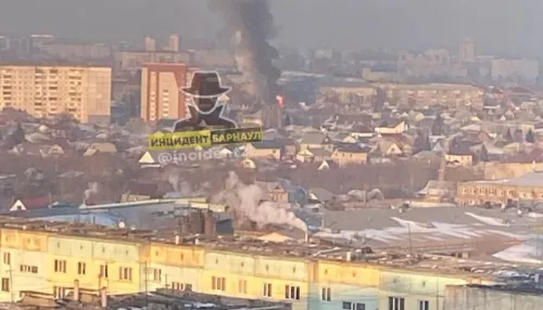 Огромный столб дыма поднялся над Барнаулом из-за пожара в частном доме