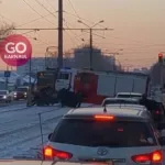 Барнаульцы вытолкнули пожарную машину, которая застряла по пути на вызов