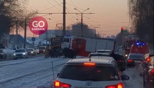 Барнаульцы вытолкнули пожарную машину, которая застряла по пути на вызов