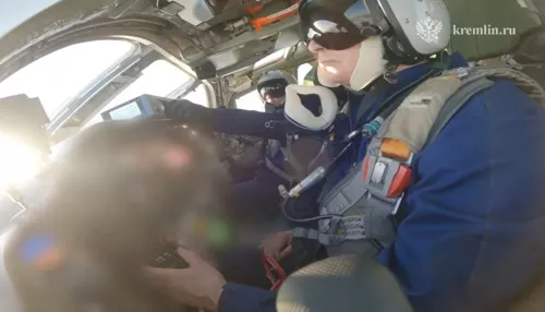 Путин за день полетал за штурвалом ракетоносца и проехал на КамАЗе. Видео