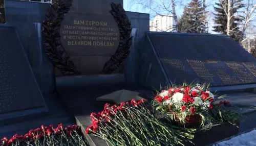 В Барнауле с участием военных прошло возложение цветов к Мемориалу Славы. Фото