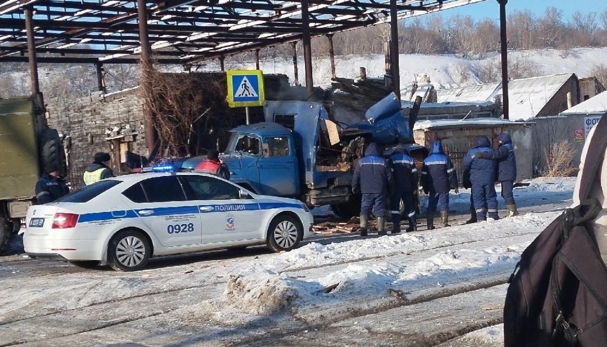 Как и почему в Бийске посреди улицы разорвало коммунальный ЗИЛ - Толк  24.02.2024