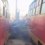 В Барнауле легковушку зажало между двумя трамваями