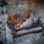 Пожарный репортер показал, как огонь уничтожил спортивный клуб в Барнауле