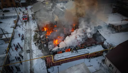 Пожарный репортер показал, как огонь уничтожил спортивный клуб в Барнауле