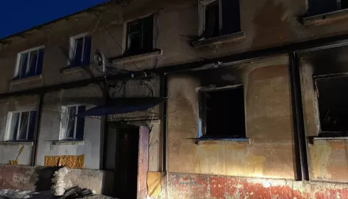 В Барнауле произошел серьезный пожар в двухэтажке – жильцов разместили в ПВР