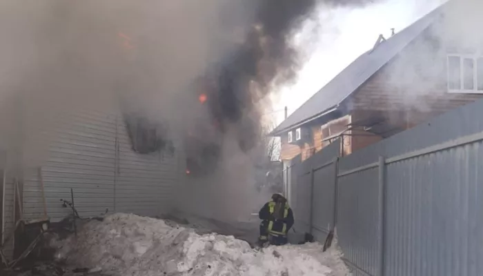 Опубликованы кадры с места пожара в частном доме Барнаула. Фото