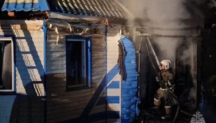 В столице Алтая произошел пожар в двухэтажном жилом доме