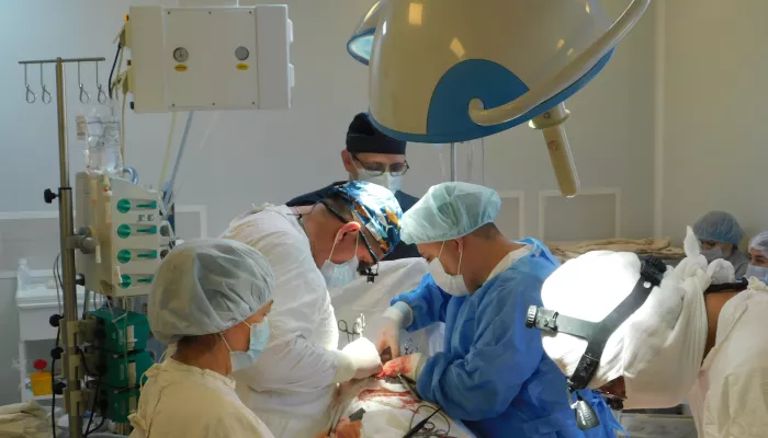 Сложную двойную операцию провели алтайские хирурги и онкологи