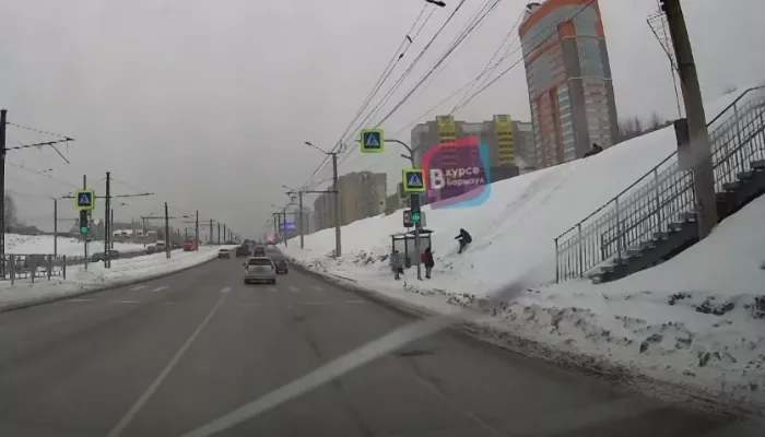 В Барнауле дети катаются со склона в метре от оживленной магистрали