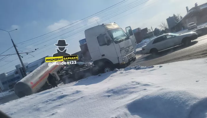 В Барнауле газовоз потерял цистерну на улице Попова