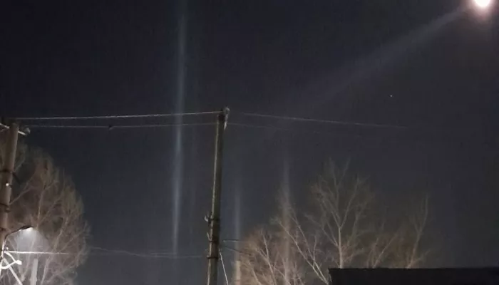 Барнаульцы засняли светящиеся столбы в последние дни зимы. Фото