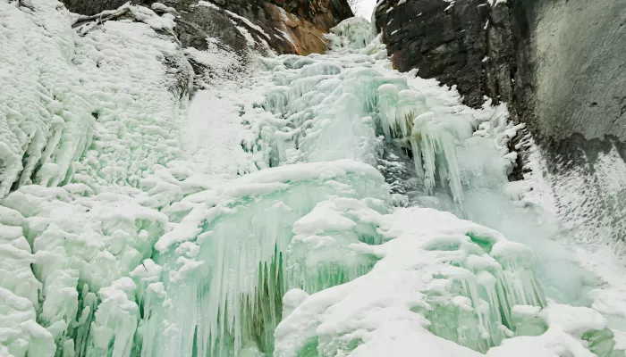Ледяная красота Алтая: почему застывший каскад водопадов реки Шинок вызывает восторг