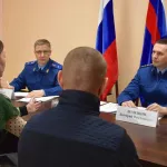 Жители Алтайского края пожаловались замгенпрокурора на ветхое жилье и дороги