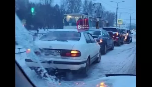 В Барнауле на улице Попова столкнулись четыре автомобиля