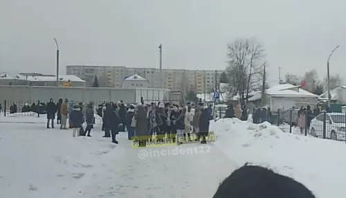 Взять и испортить настроение: в Барнауле эвакуировали людей из педколледжа