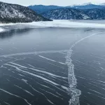 Лед Телецкого озера стал чистым и прозрачным как стекло. Фото