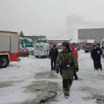 В Барнауле при пожаре в гараже пострадал мужчина и сгорел грузовик