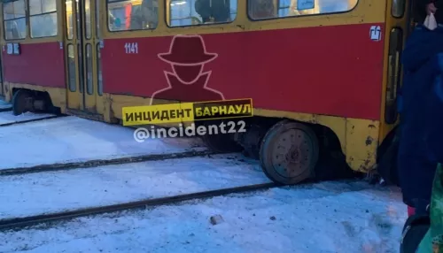 В Барнауле на малаховском кольце трамвай сошел с рельсов