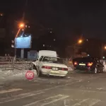 В Барнауле иномарка влетела в трамвайную остановку