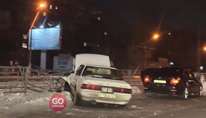 В Барнауле иномарка влетела в трамвайную остановку