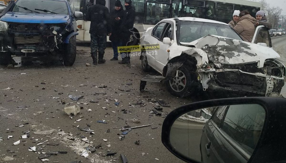 В Барнауле жестко столкнулись легковушки на улице Матросова - Толк  04.03.2024