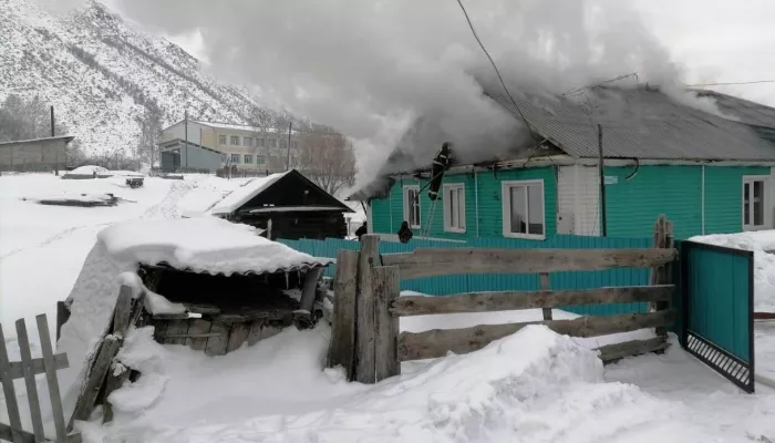 В Алтайском крае из задымленного дома спасли пожилую женщину с двумя детьми