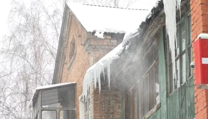 Жителям Барнаула с приходом весны начали угрожать сосульки