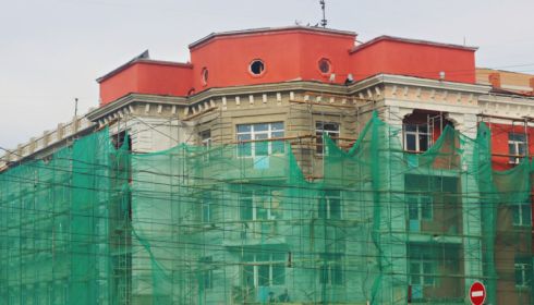 Ремонт фасадов исторической гостиницы Алтай завершается в Барнауле