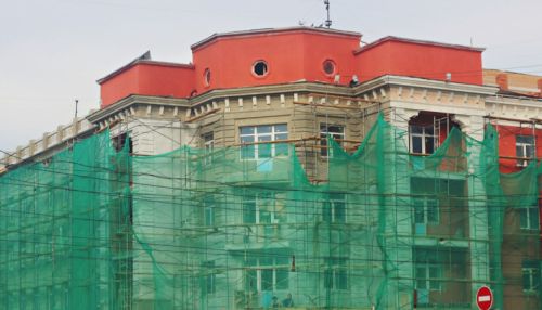 Ремонт фасадов исторической гостиницы Алтай завершается в Барнауле