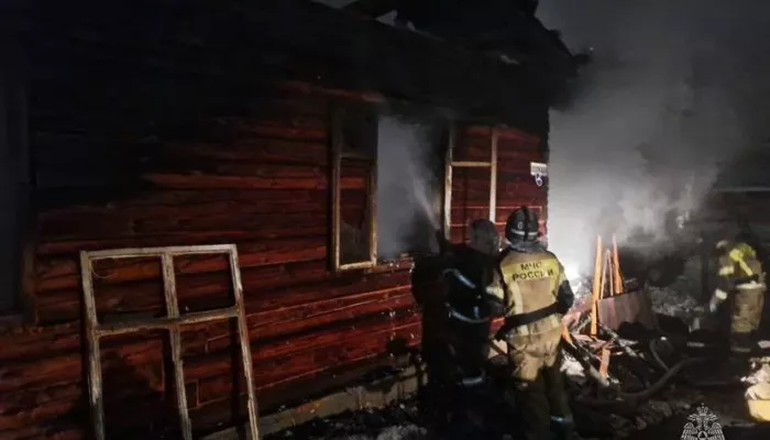 На Алтае двое детей погибли при пожаре в запертом доме