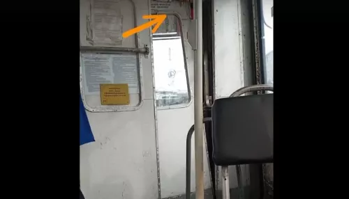 В Бийске в трамвае во время движения оторвало водительскую дверь