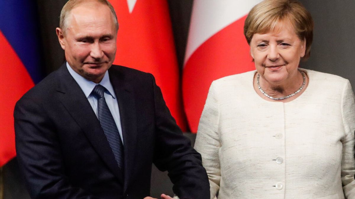 Меркель по-русски пошутила про "сибирское пальто" Путина 