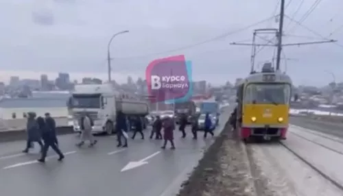В Барнауле трамвай с пассажирами не смог заехать в гору