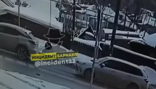 В Барнауле водитель сбил ребенка, дал коробку конфет и уехал