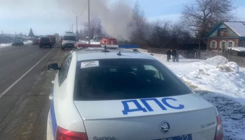 В алтайских Сростках патрульные полицейские вовремя заметили пожар
