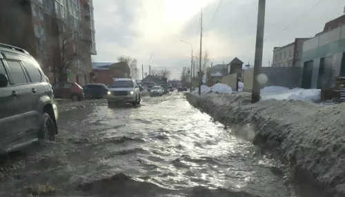 В Барнауле затопило две улицы из-за прорыва на пересечении Ядринцева и Шевченко