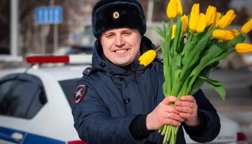 В Барнауле устроили акцию Цветы для автоледи и подарили женщинам подарки