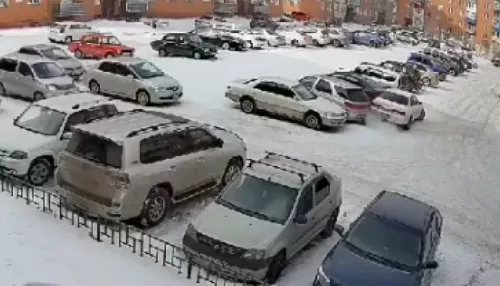 В Бийске легковушка протаранила несколько машин на парковке