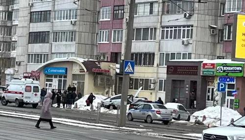 В Барнауле улетевшая на тротуар иномарка сбила пешехода