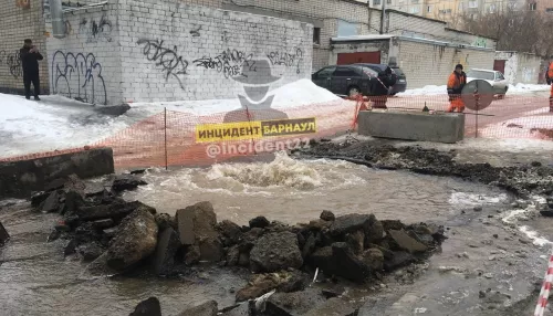 В центре Барнаула прорвало трубу во время раскопок