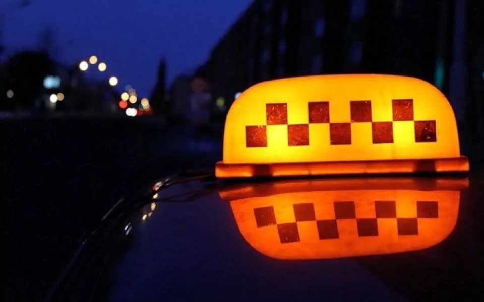 Стало известно, какую зарплату могут получать таксисты в Алтайском крае