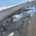 Водители пожаловались на огромные ямы на разбитом участке трассы Бийск – Барнаул