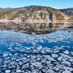 Фотографы показали, как Телецкое озеро покрылось островками тающего льда
