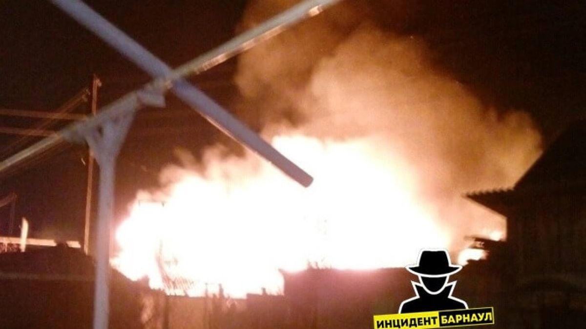 Крупный пожар произошел на Горе в Барнауле ночью 29 октября