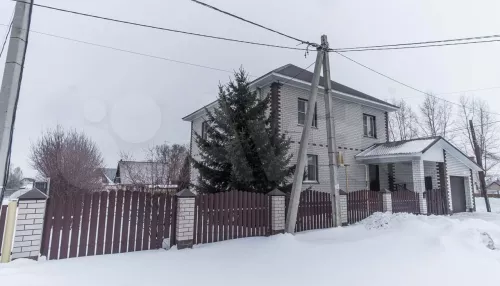 Двухэтажный дом с баней из кедрового бруса продают в Барнауле за 15 млн