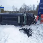 На Алтае водитель без прав влетел в стелу заправки и перевернулся