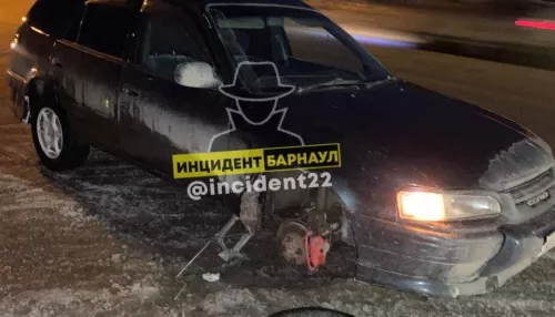 В Барнауле два автомобиля пробили колеса в огромных ямах